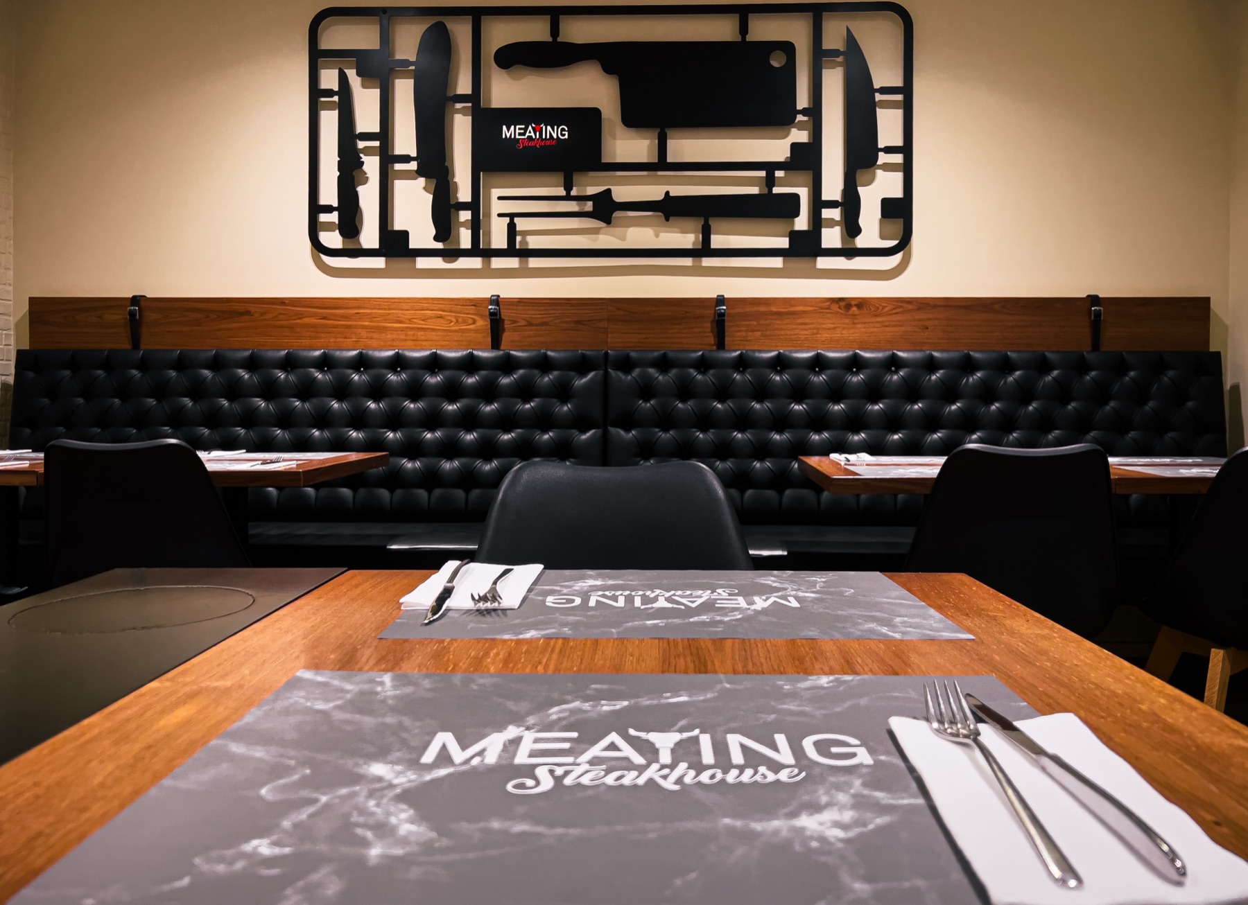 A sala do Meating Steakhouse